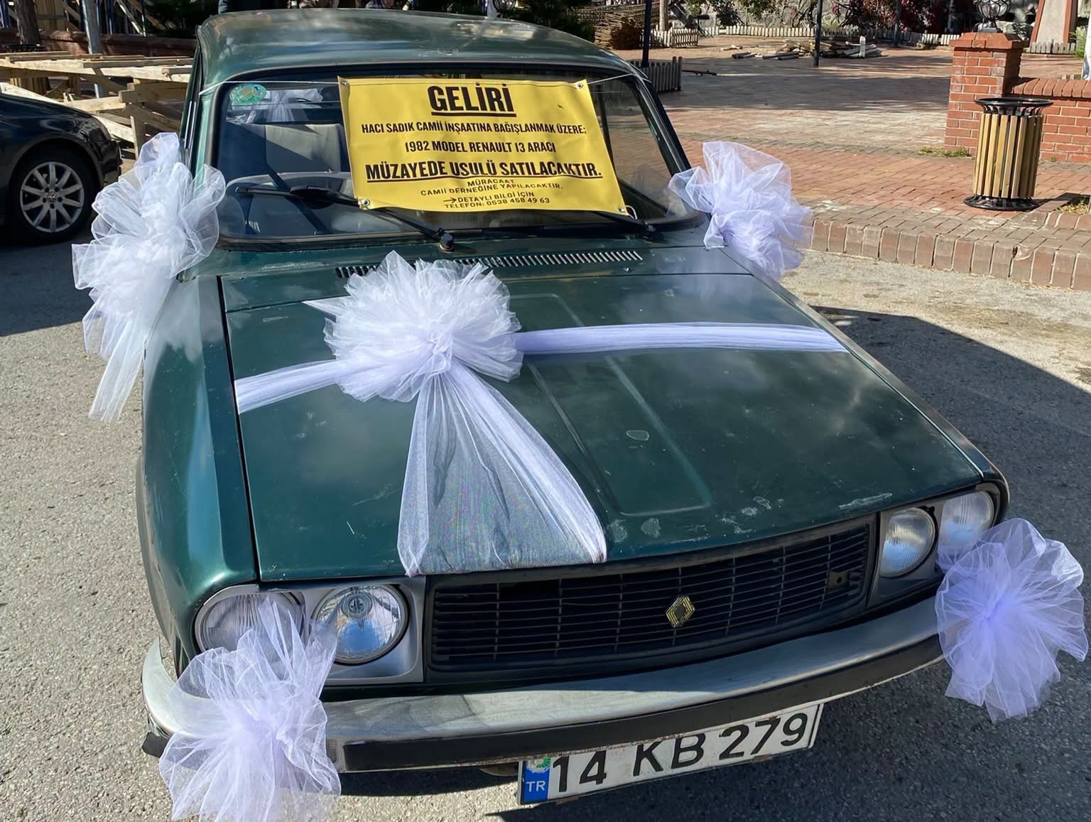 gelin-gibi-suslenen-klasik-otomobil-hayir-icin-gorucuye-cikti