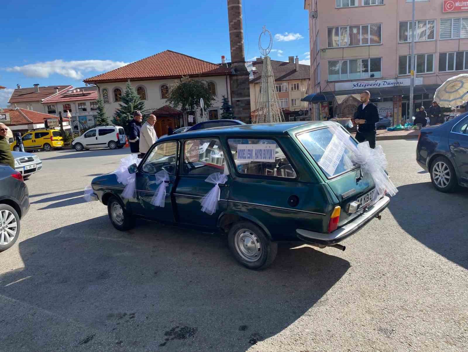 gelin-gibi-suslenen-klasik-otomobil-hayir-icin-gorucuye-cikti