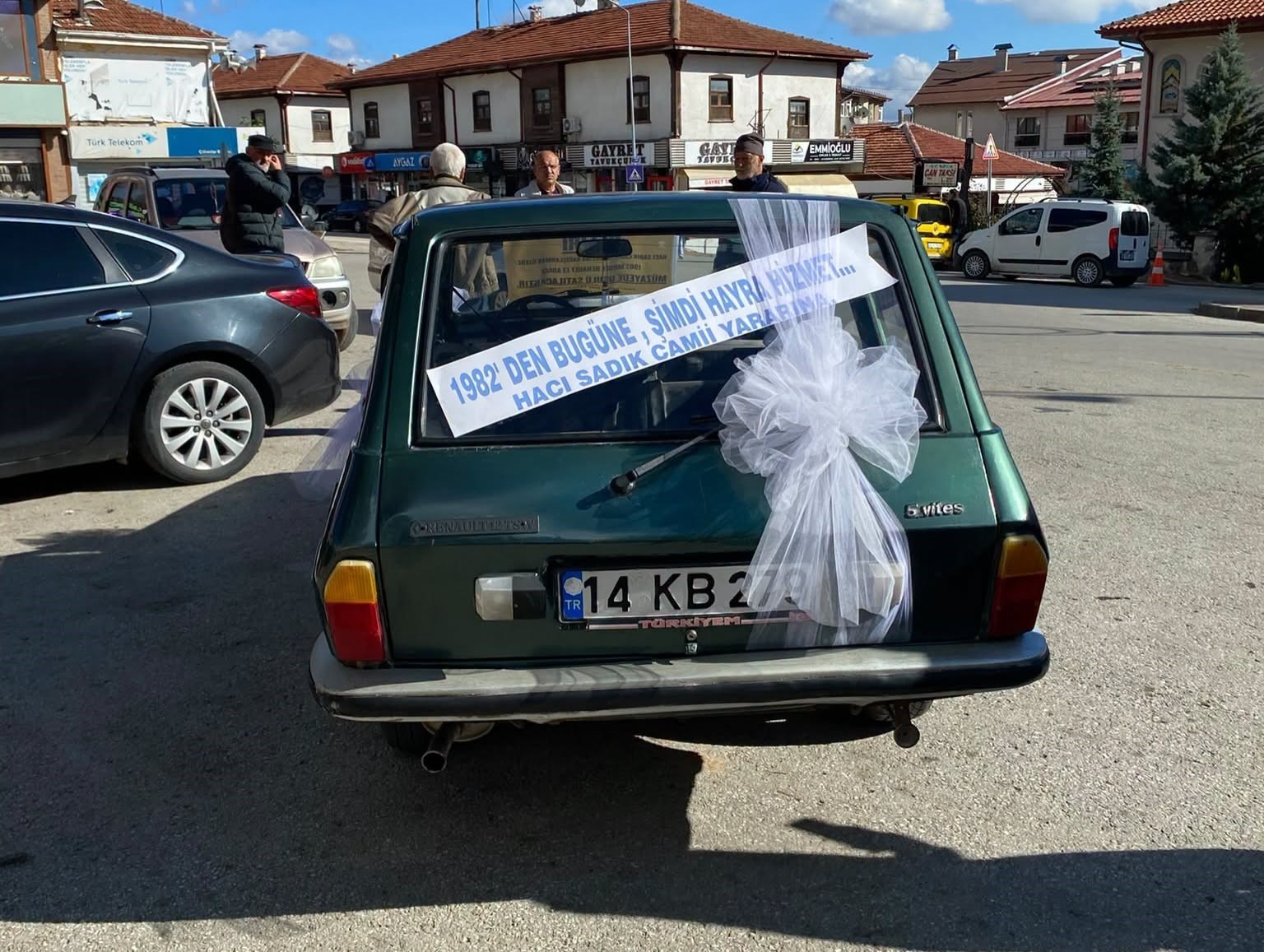 gelin-gibi-suslenen-klasik-otomobil-hayir-icin-gorucuye-cikti