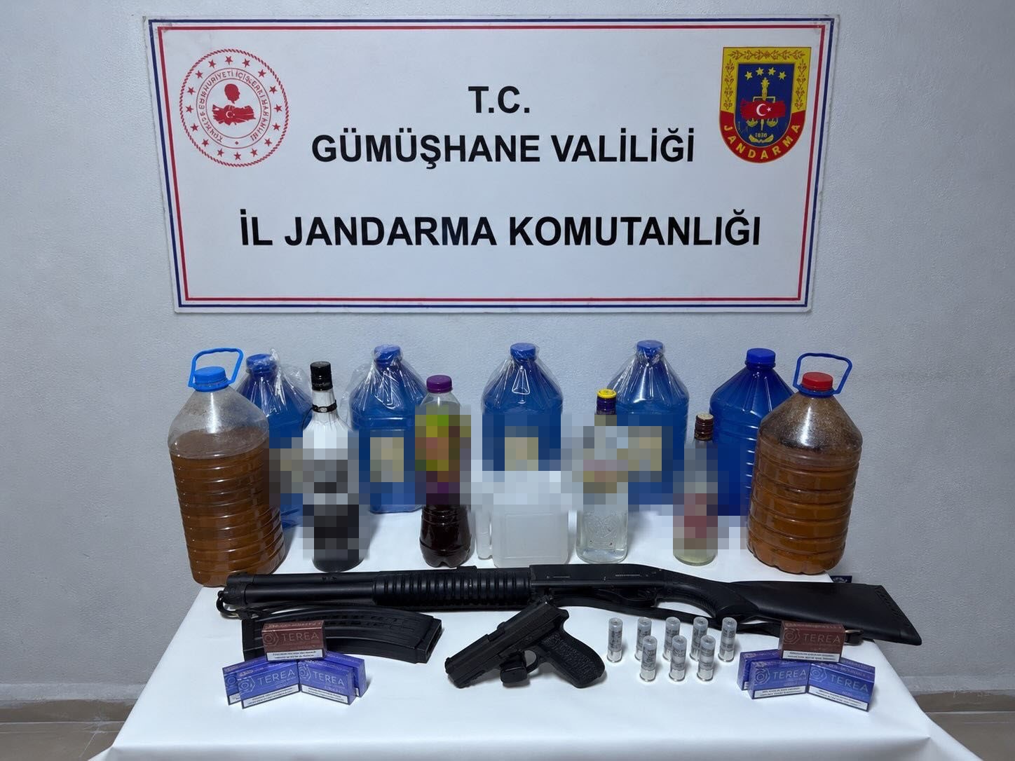 gumushanede-kacak-silah-ve-icki-operasyonu