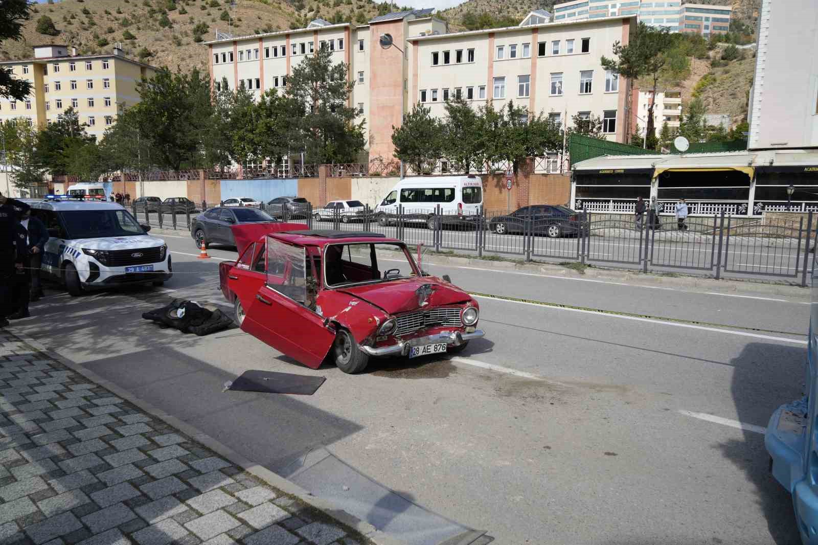 gumushanede-otomobil-durakta-bekleyen-otobuse-carpti-2-yarali