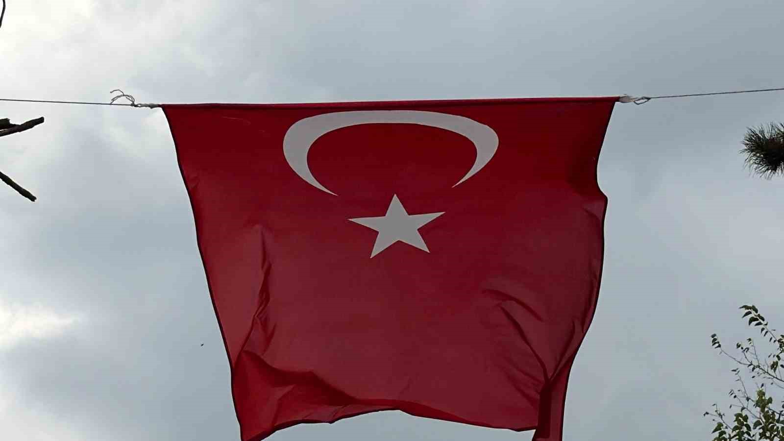 is-makinesinin-uzerine-cikip-turk-bayragini-duzeltti-ardindan-boyle-optu