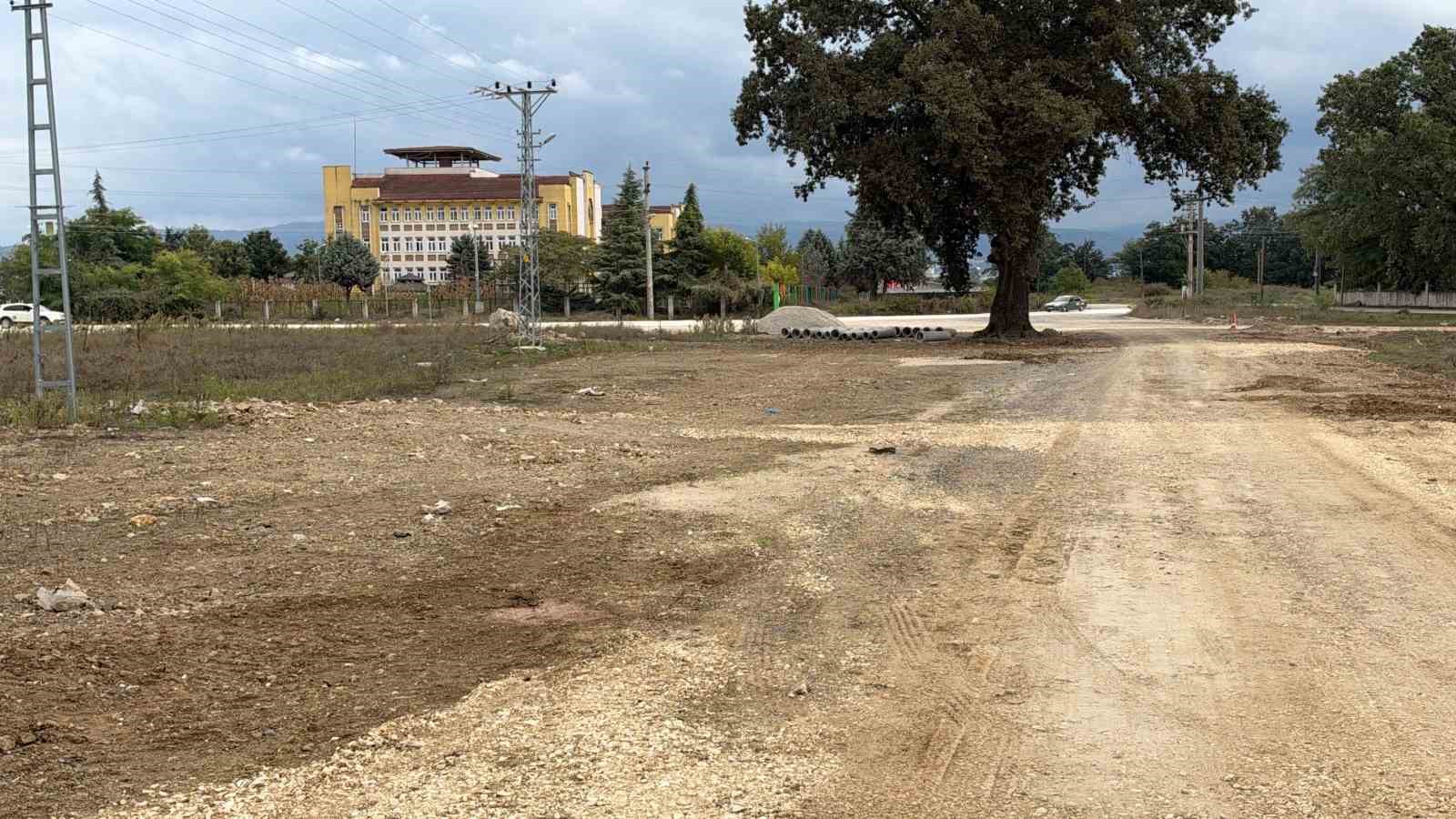 is-makinesinin-uzerine-cikip-turk-bayragini-duzeltti-ardindan-boyle-optu