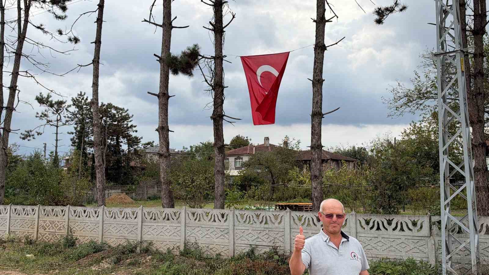 is-makinesinin-uzerine-cikip-turk-bayragini-duzeltti-ardindan-boyle-optu