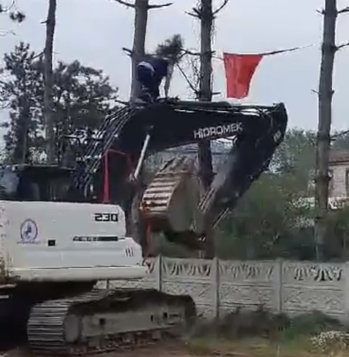 is-makinesinin-uzerine-cikip-turk-bayragini-duzeltti-ardindan-boyle-optu