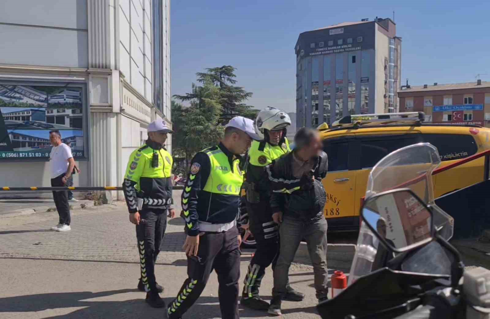 karabukte-elindeki-bicagi-bogazina-dayayan-sahsa-polis-mudahale-etti