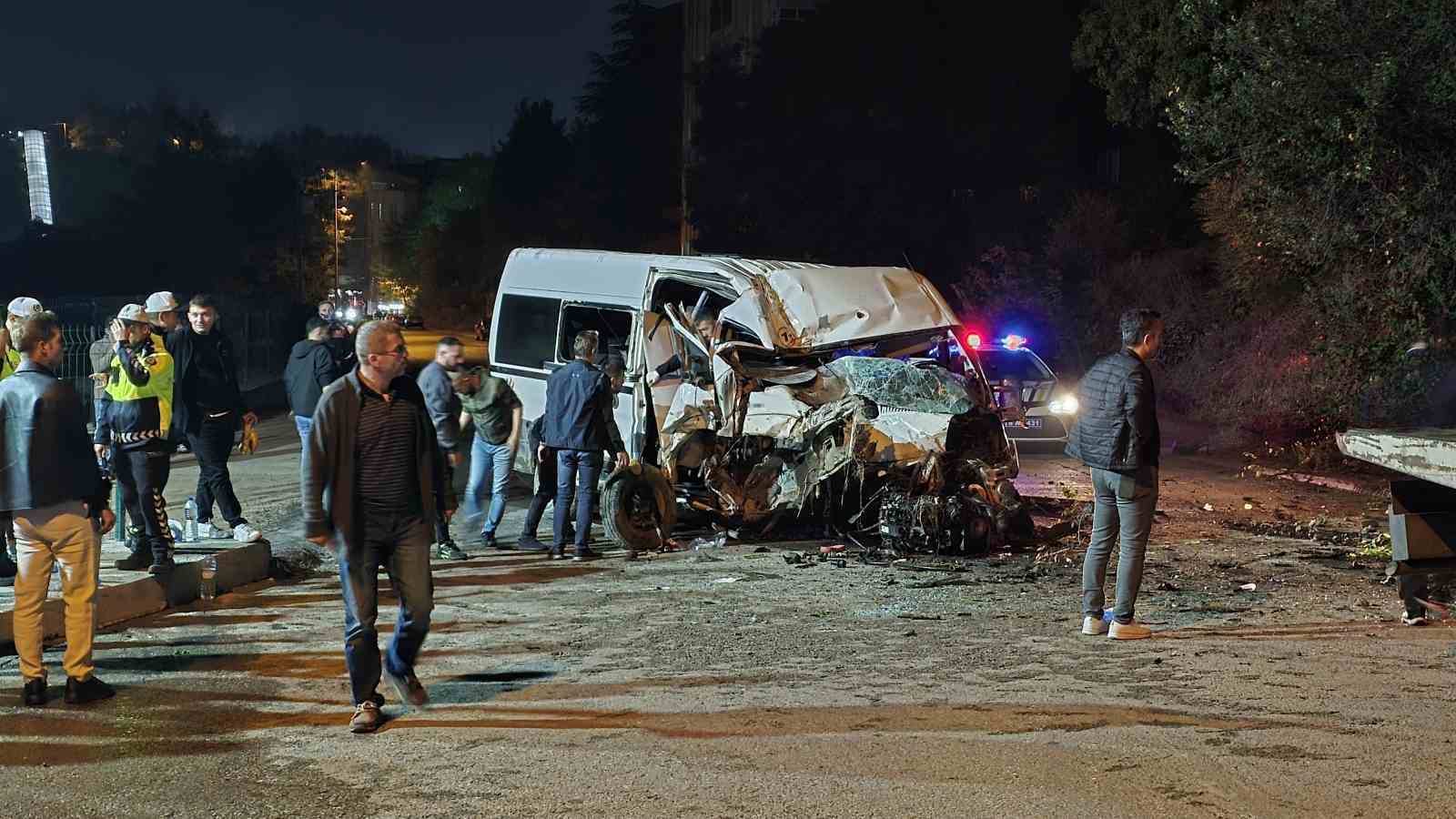 karabukte-isci-servisi-elektrik-diregine-carpti-6-yarali