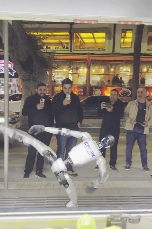karateci-robot-canikman-amasyalilari-mest-etti