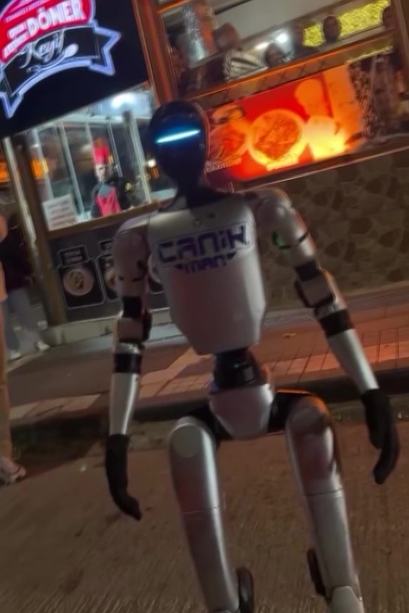 karateci-robot-canikman-amasyalilari-mest-etti