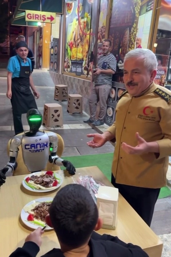 karateci-robot-canikman-amasyalilari-mest-etti