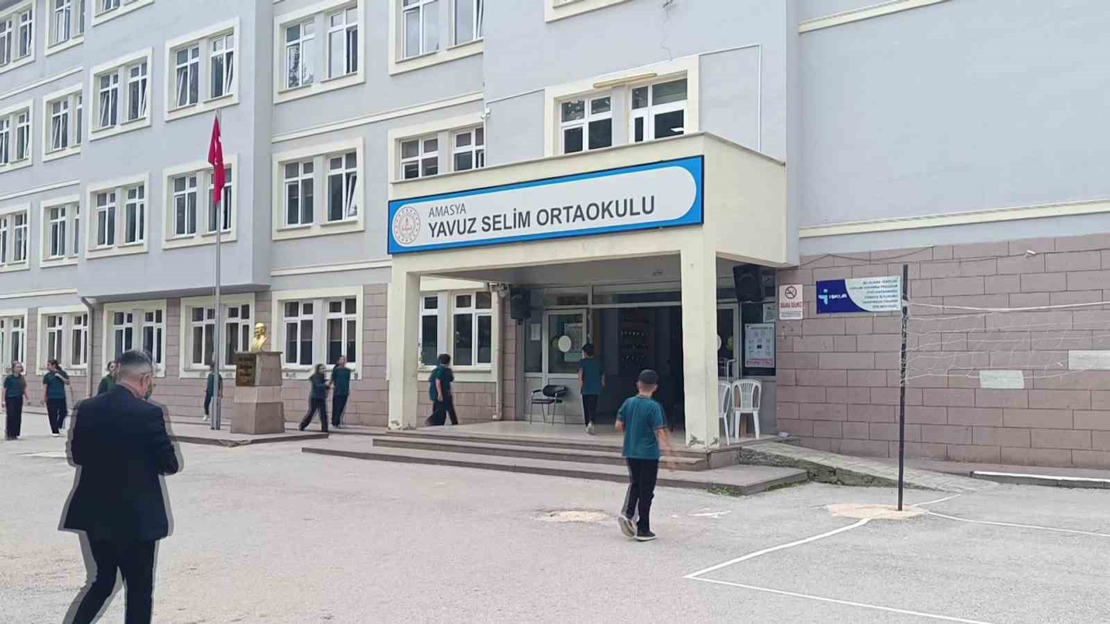 karnina-top-carpan-cocuk-yere-yigildi-yardimina-okul-muduru-yetisti