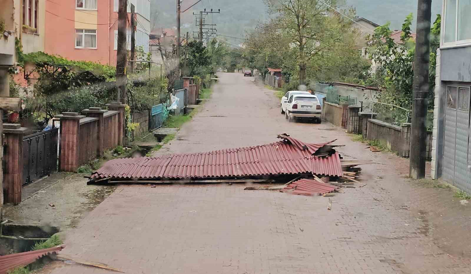kastamonuda-firtina-catilari-ucurdu-agaclari-devirdi