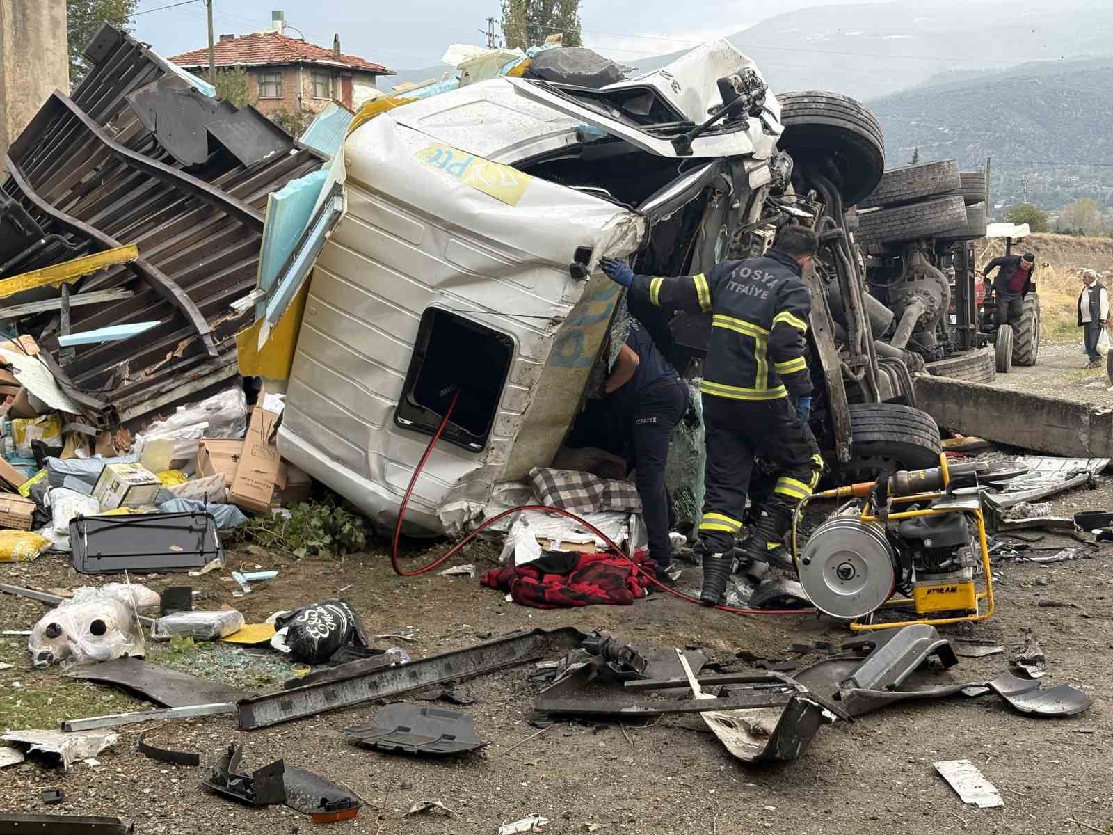 kastamonuda-kamyon-kopruden-uctu-ekipler-yaralilari-kurtarmak-icin-zamanla-yaristi