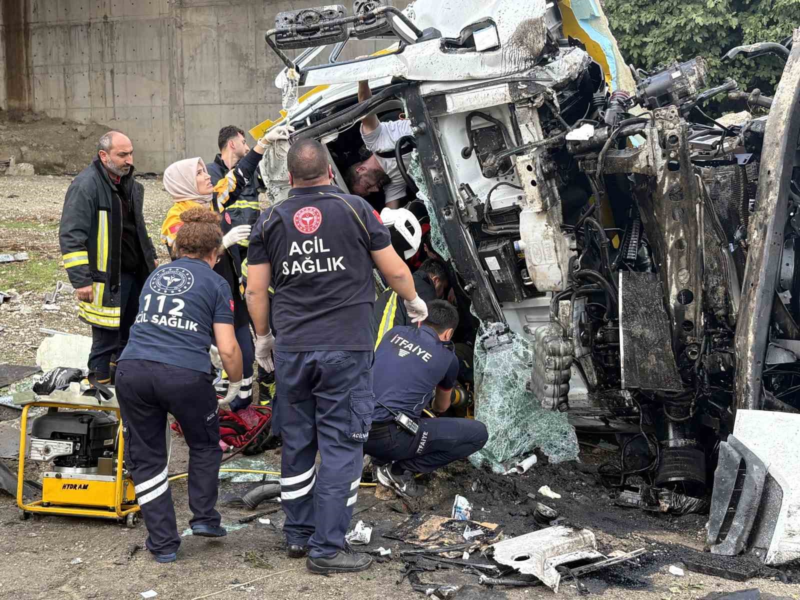 kastamonuda-kamyon-kopruden-uctu-ekipler-yaralilari-kurtarmak-icin-zamanla-yaristi