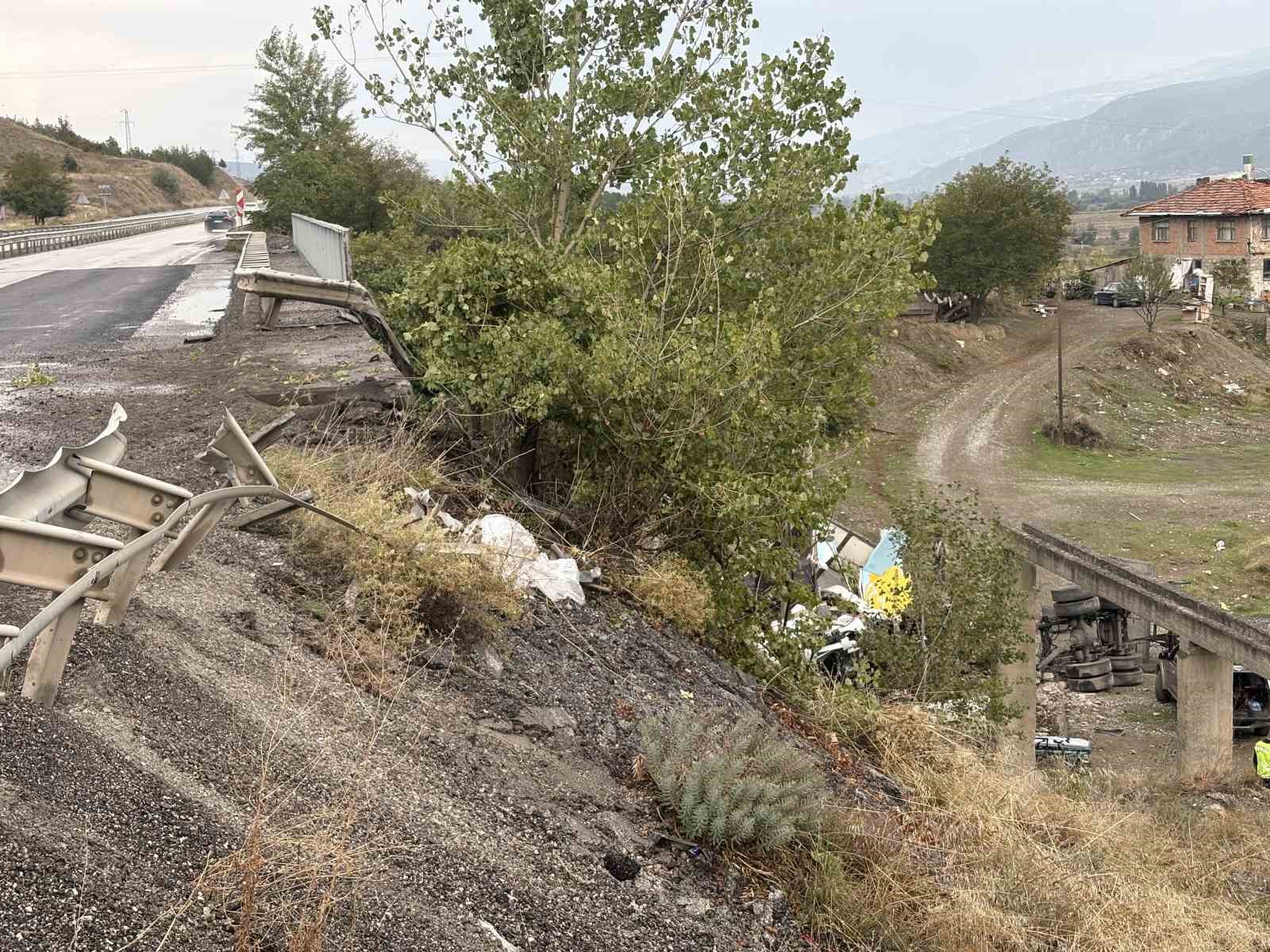 kastamonuda-kamyon-kopruden-uctu-ekipler-yaralilari-kurtarmak-icin-zamanla-yaristi
