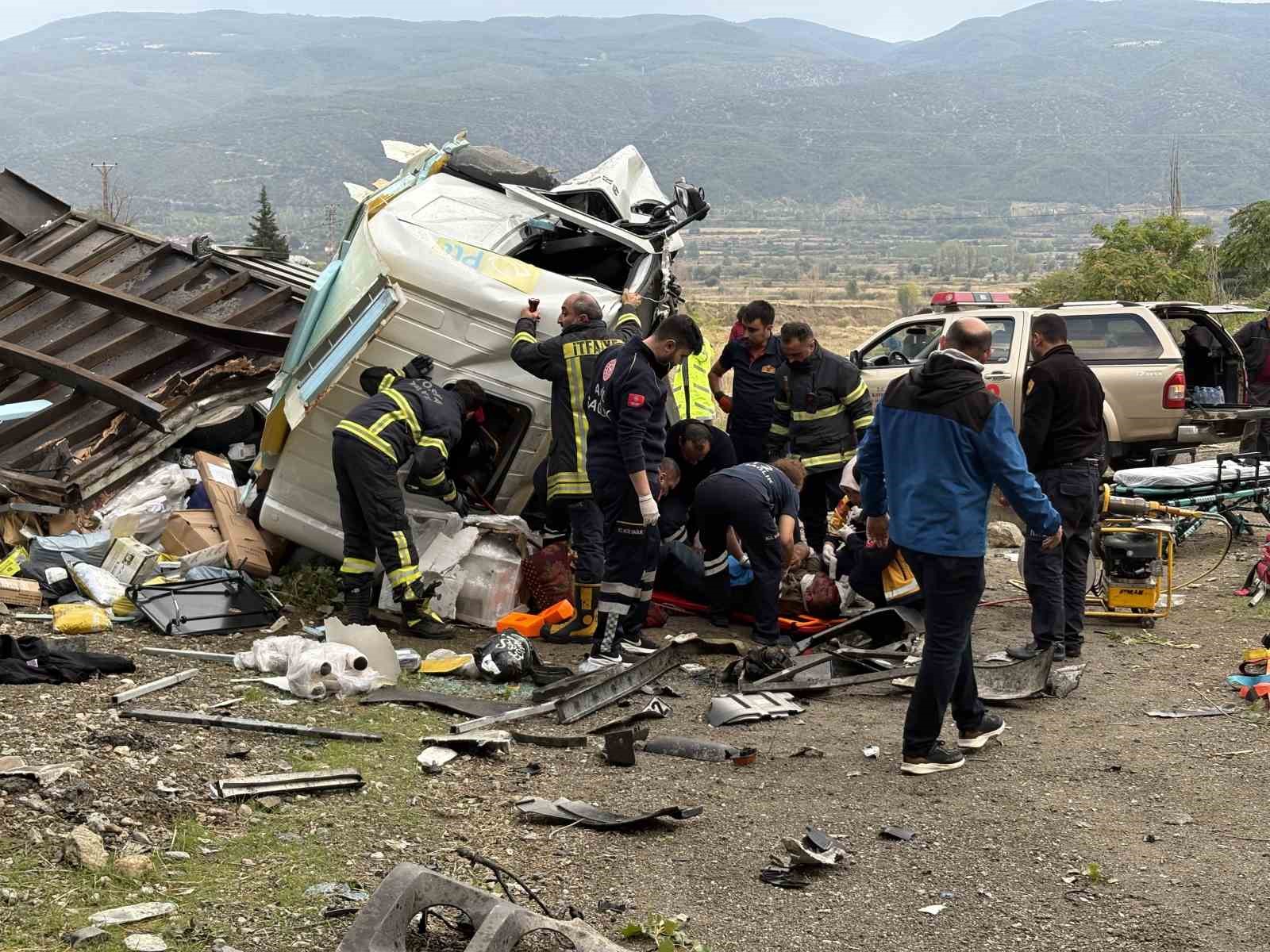 kastamonuda-kamyon-kopruden-uctu-ekipler-yaralilari-kurtarmak-icin-zamanla-yaristi