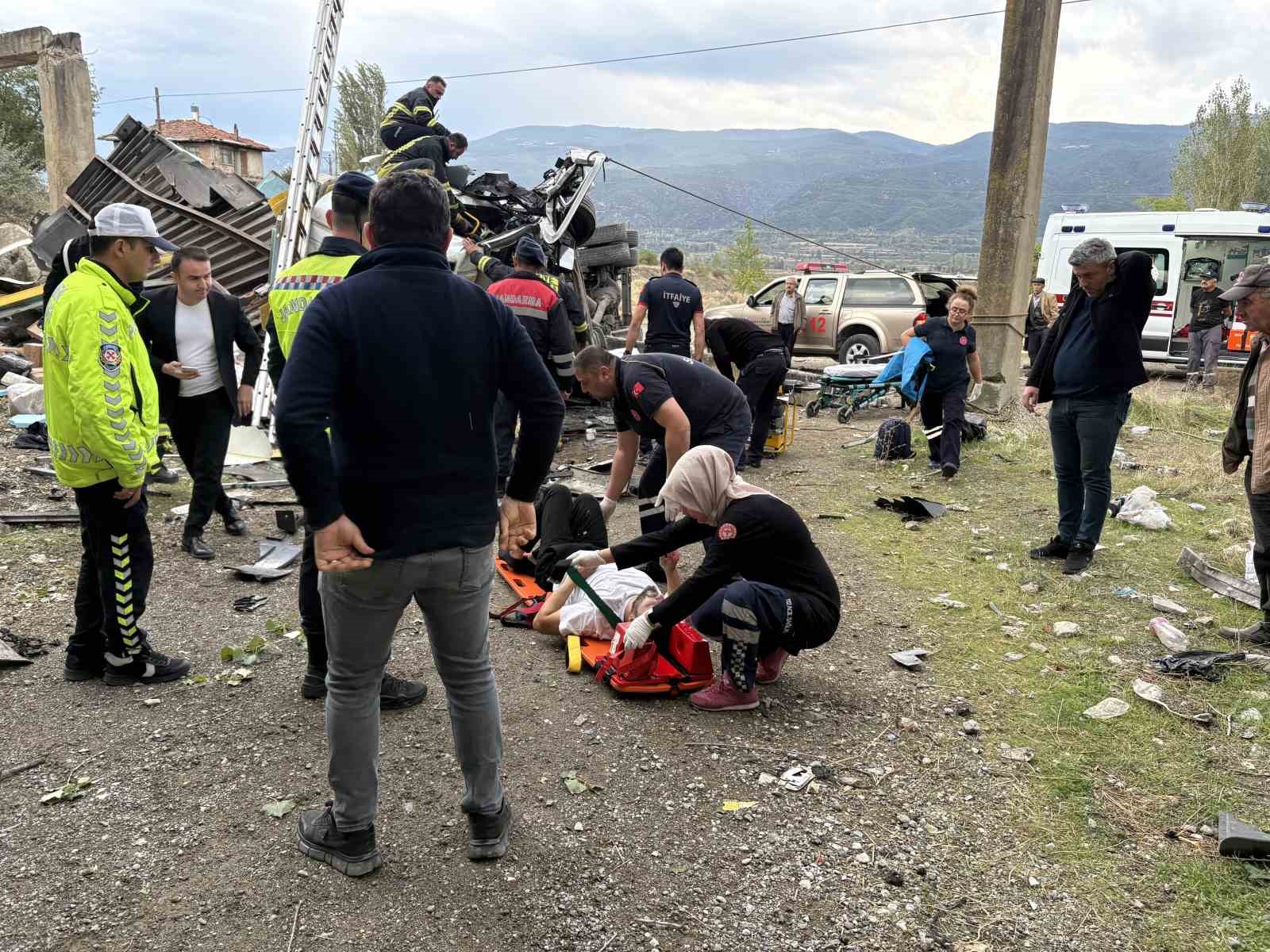 kastamonuda-kamyon-kopruden-uctu-ekipler-yaralilari-kurtarmak-icin-zamanla-yaristi