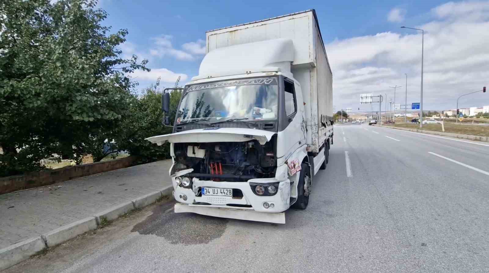 kirmizi-isikta-durmadi-iki-otomobile-carpti-ehliyetine-2-ay-el-konuldu