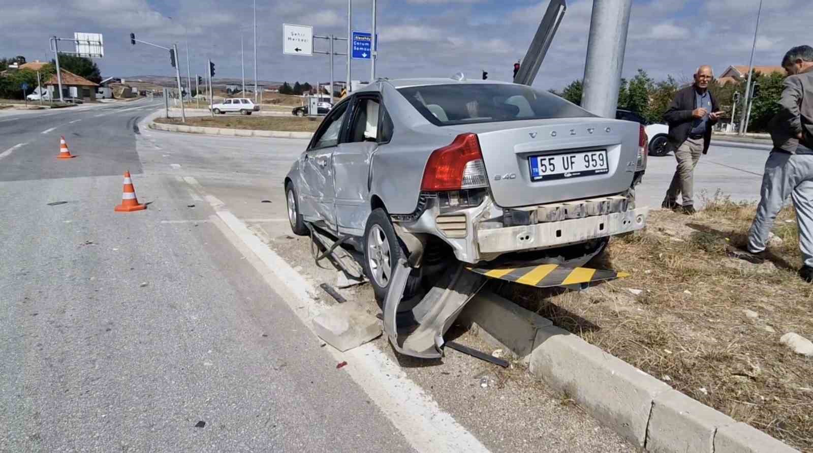 kirmizi-isikta-durmadi-iki-otomobile-carpti-ehliyetine-2-ay-el-konuldu