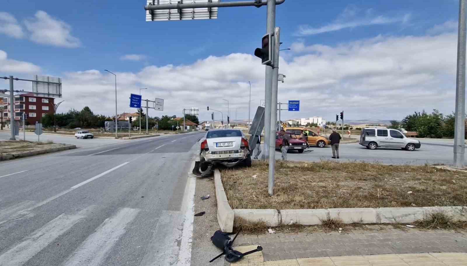 kirmizi-isikta-durmadi-iki-otomobile-carpti-ehliyetine-2-ay-el-konuldu