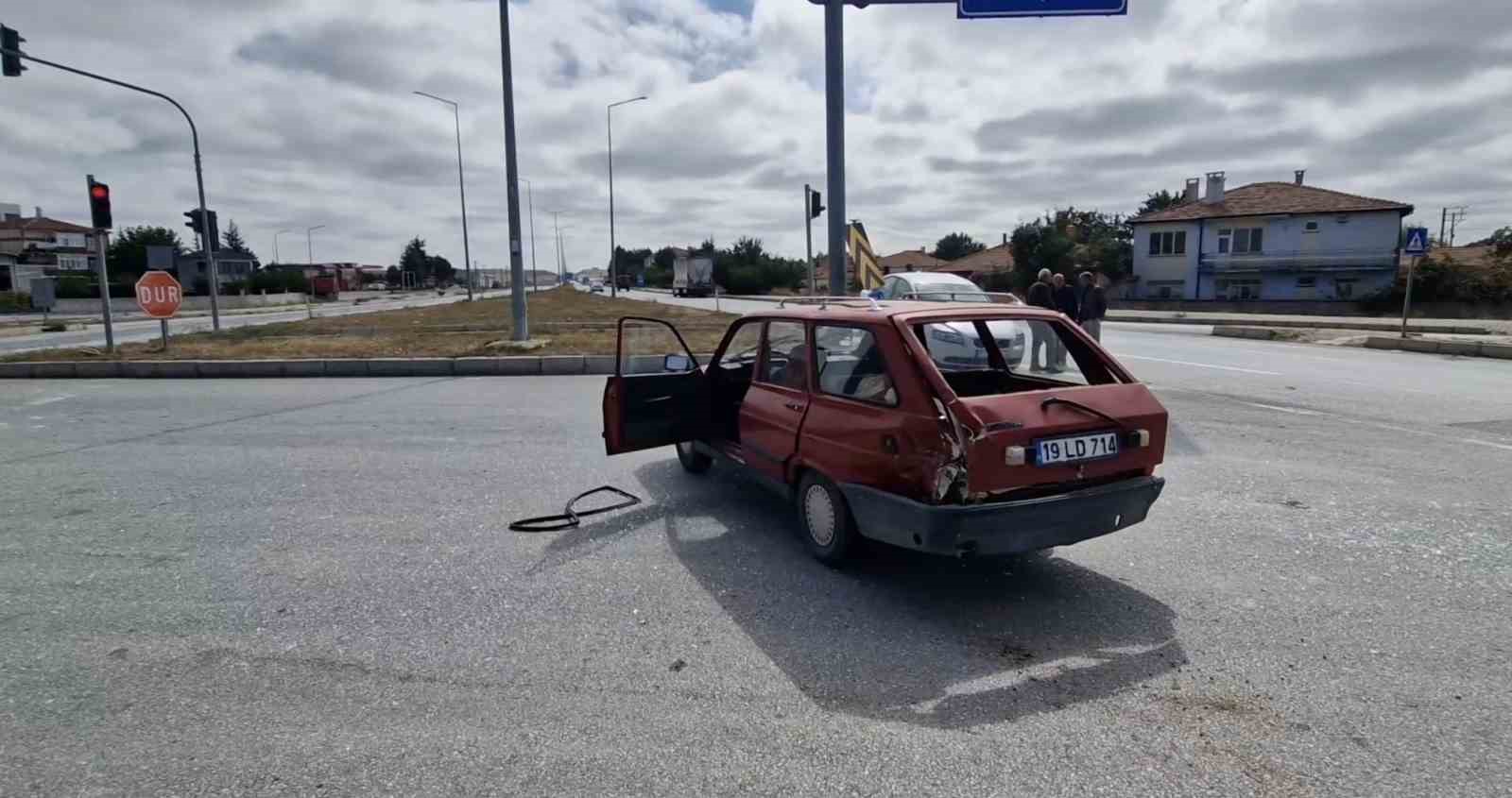 kirmizi-isikta-durmadi-iki-otomobile-carpti-ehliyetine-2-ay-el-konuldu