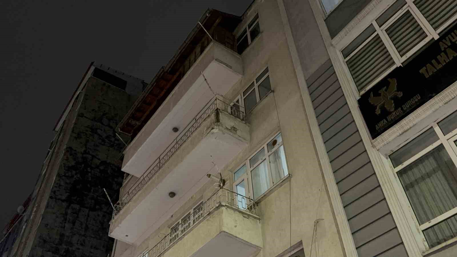 kiskanclik-sebebiyle-karisini-bicakladi