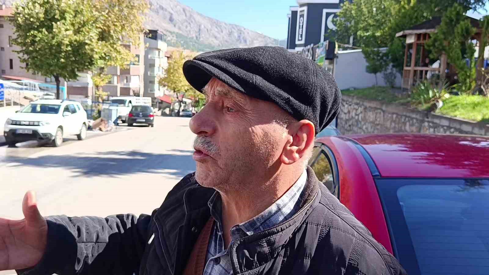 kpssye-giren-gencin-park-ettigi-otomobilden-alevler-yukseldi-yangini-polisler-sondurdu