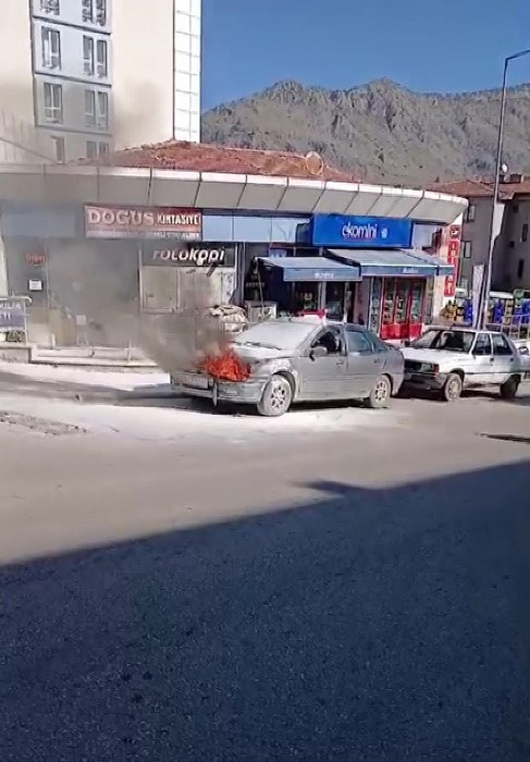 kpssye-giren-gencin-park-ettigi-otomobilden-alevler-yukseldi-yangini-polisler-sondurdu