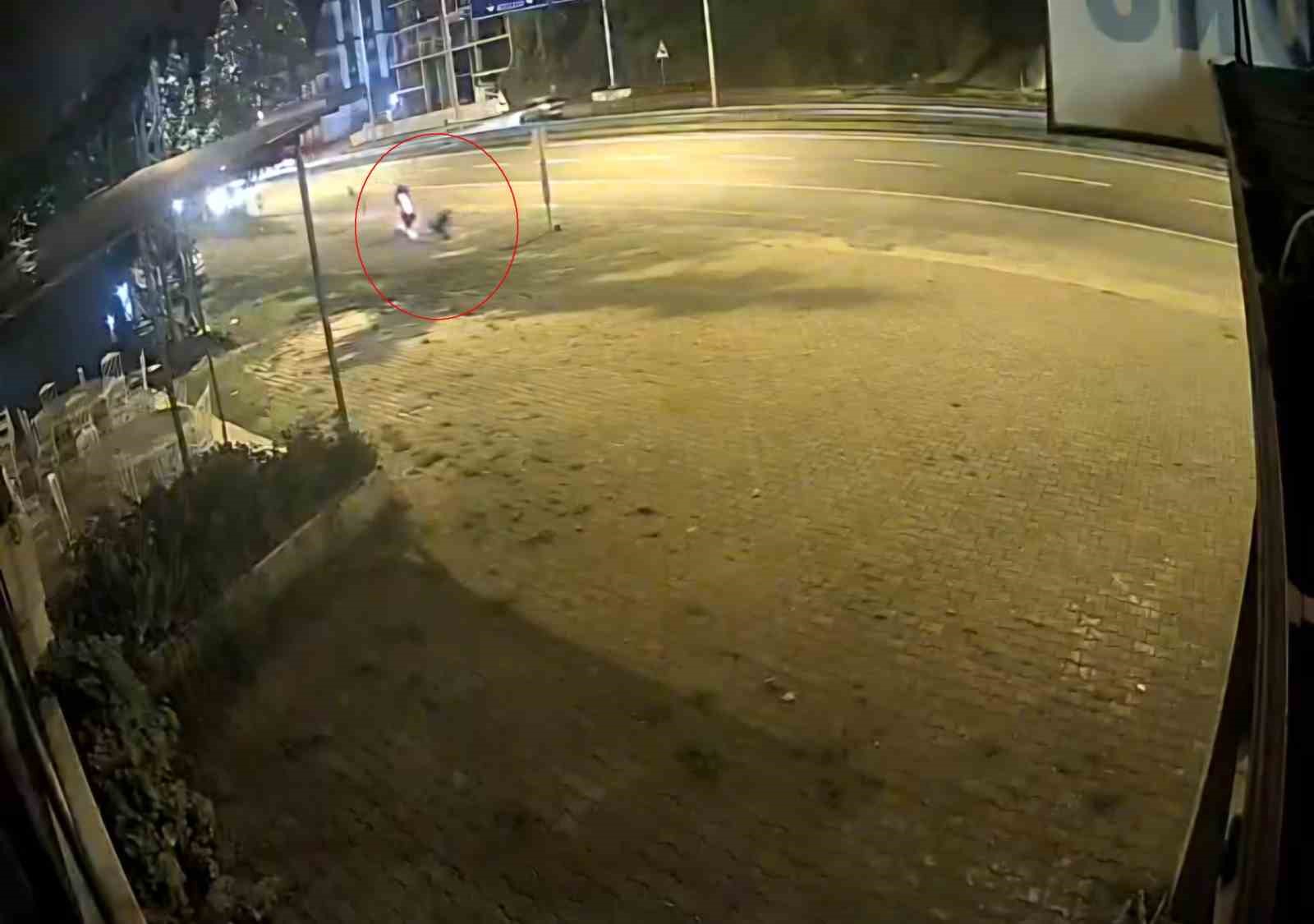 motosiklet-surucusu-trafik-levhasina-carpti