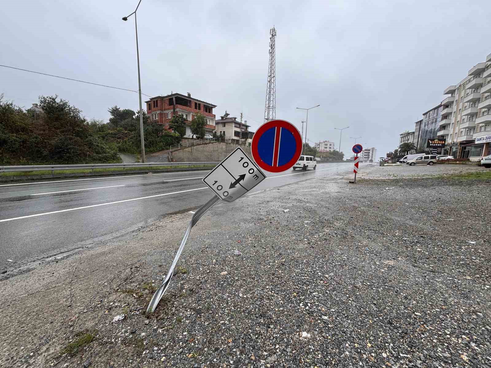 motosiklet-surucusu-trafik-levhasina-carpti