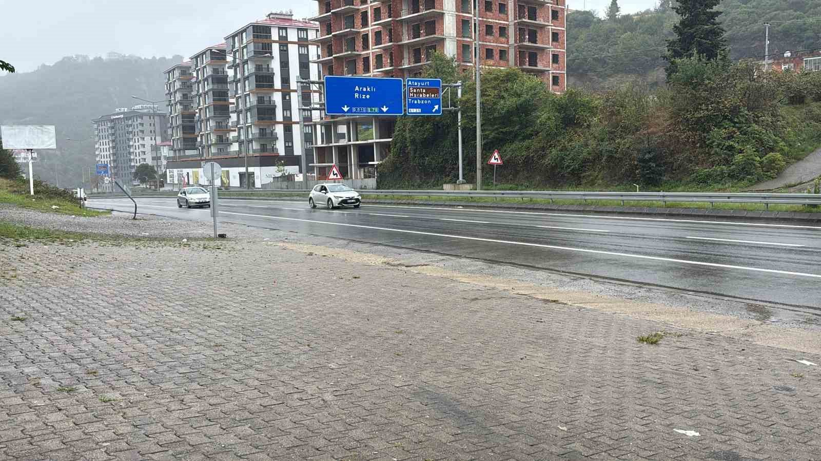 motosiklet-surucusu-trafik-levhasina-carpti