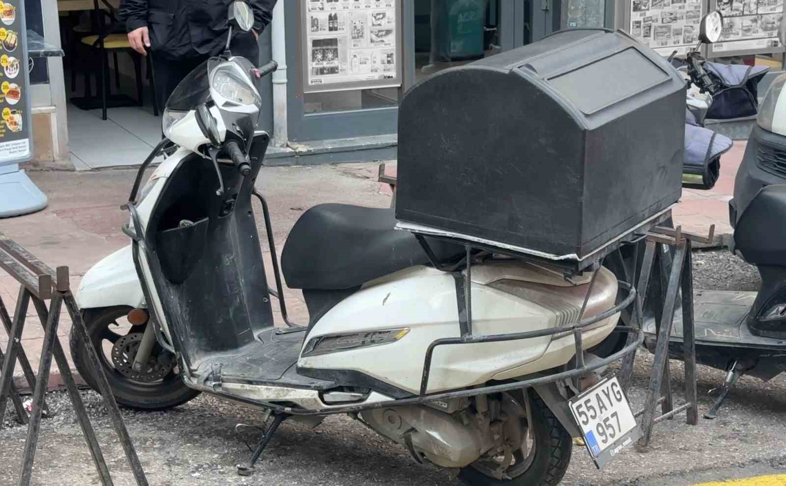 motosikletinden-inen-kuryeye-suv-arac-carpti