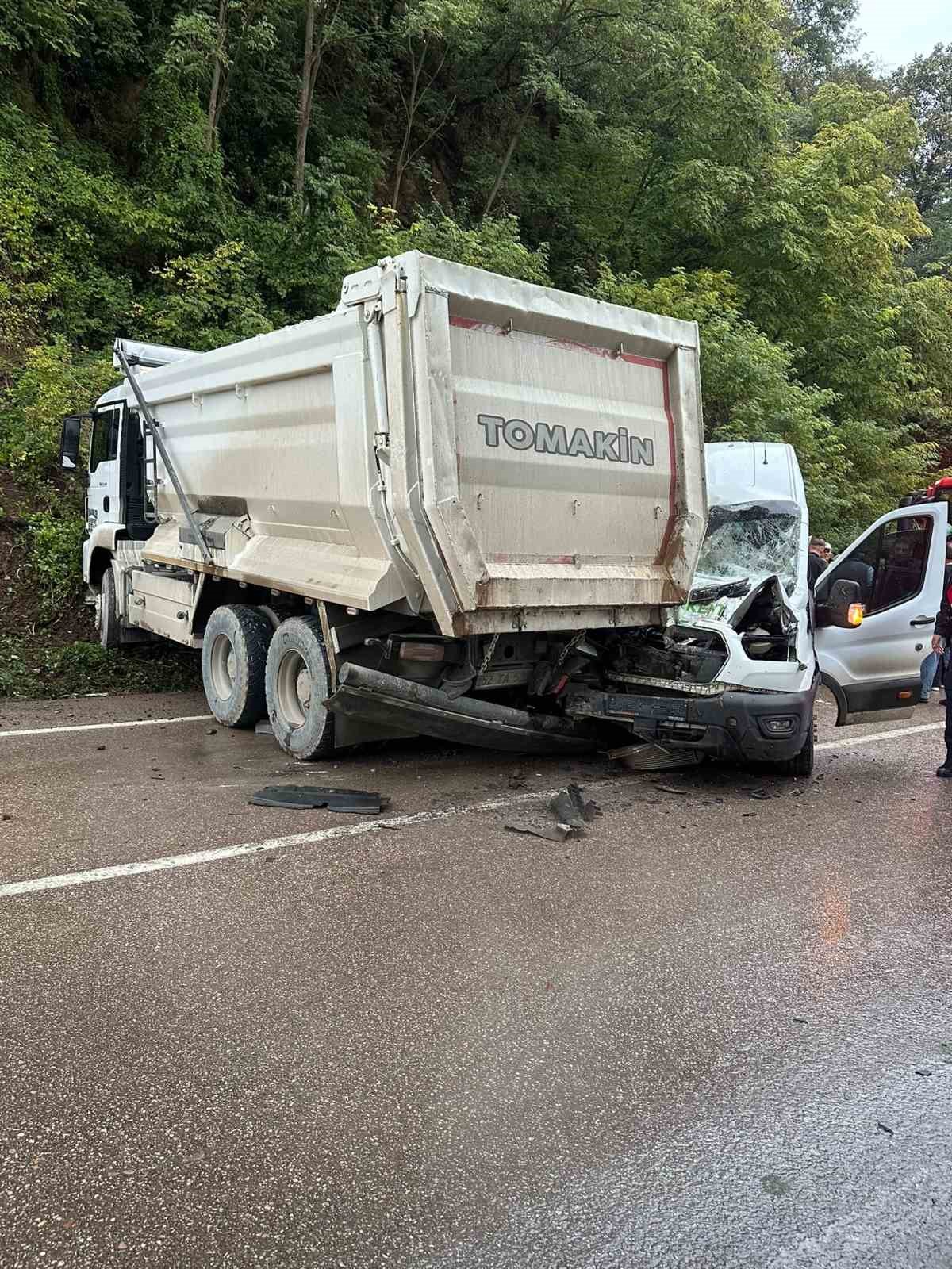 orduda-minibus-kamyonla-carpisti-1-olu-23-yarali