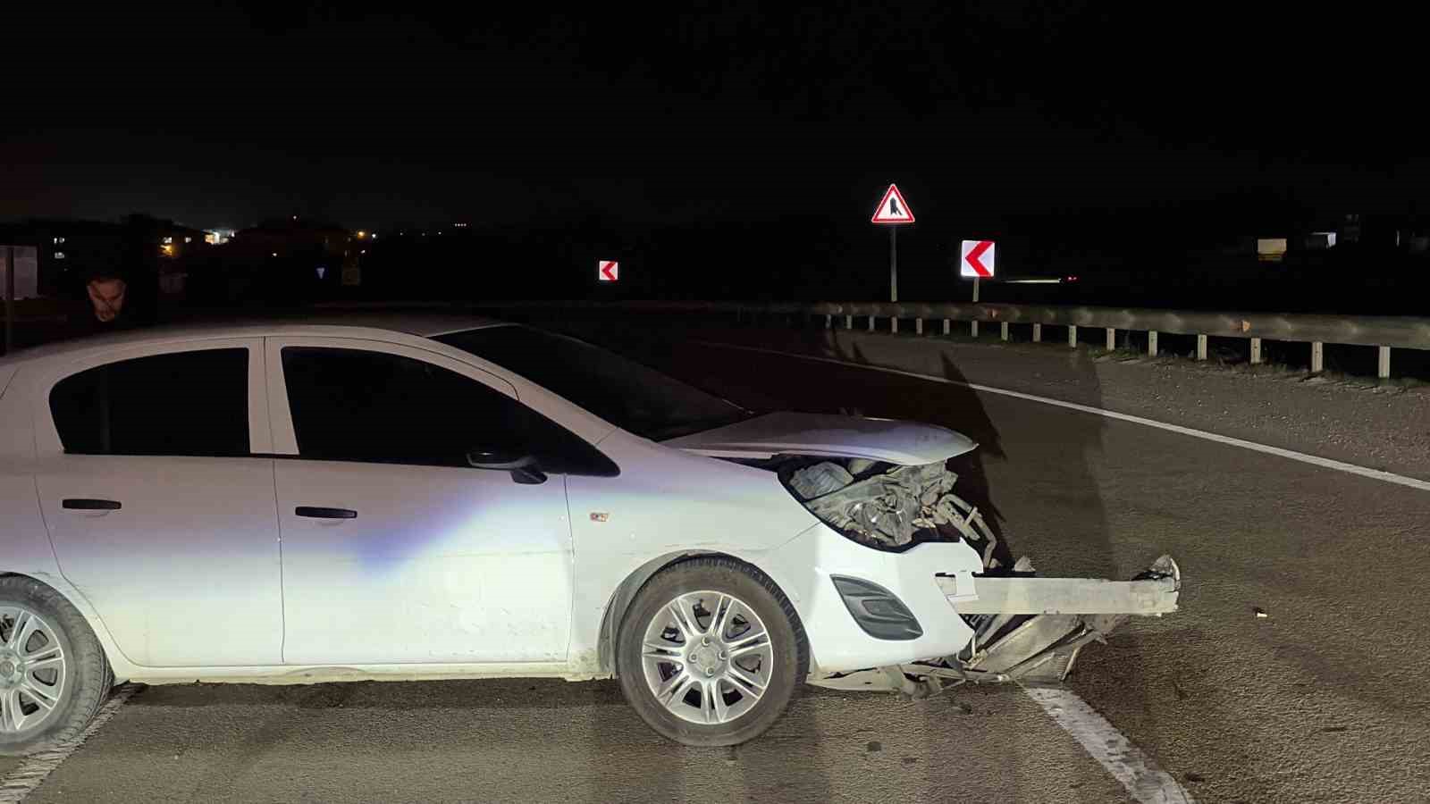 otomobil-bariyerlere-carparak-savruldu-1-yarali