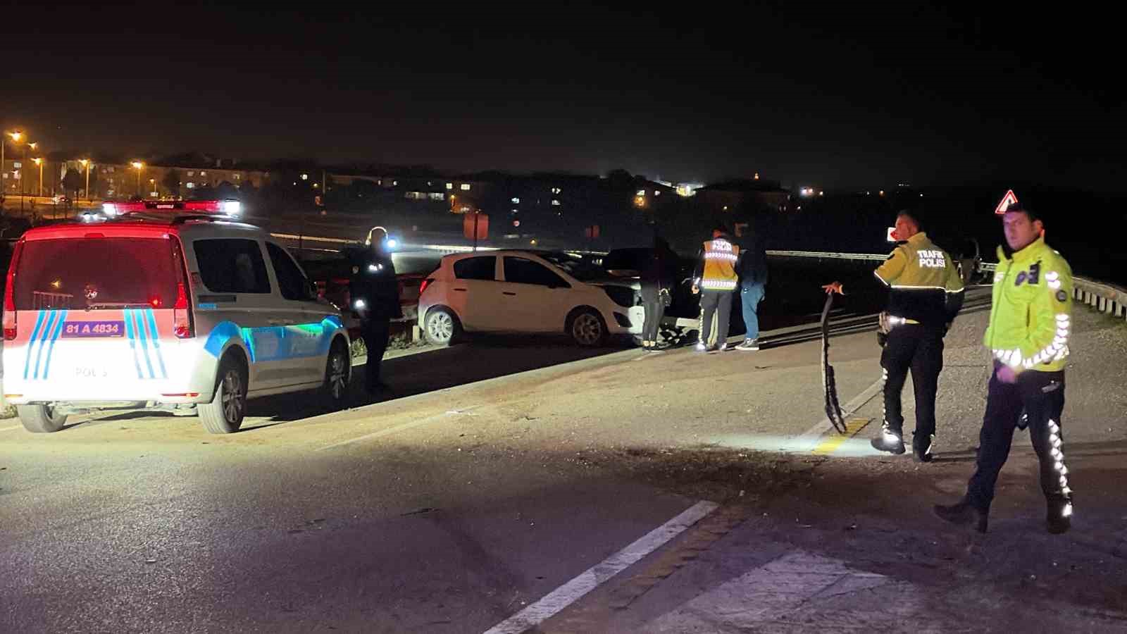 otomobil-bariyerlere-carparak-savruldu-1-yarali