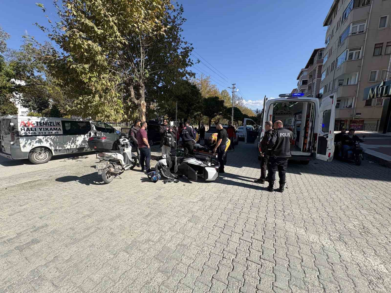 otomobile-carpan-motosikletin-surucusu-yaralandi-kaza-ani-kamerada