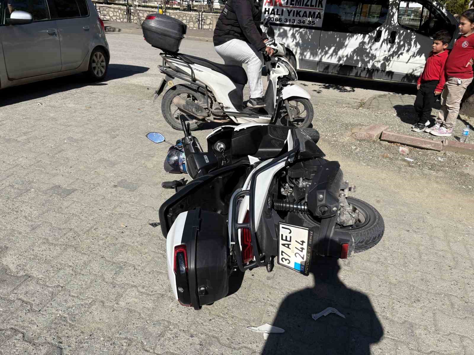 otomobile-carpan-motosikletin-surucusu-yaralandi-kaza-ani-kamerada