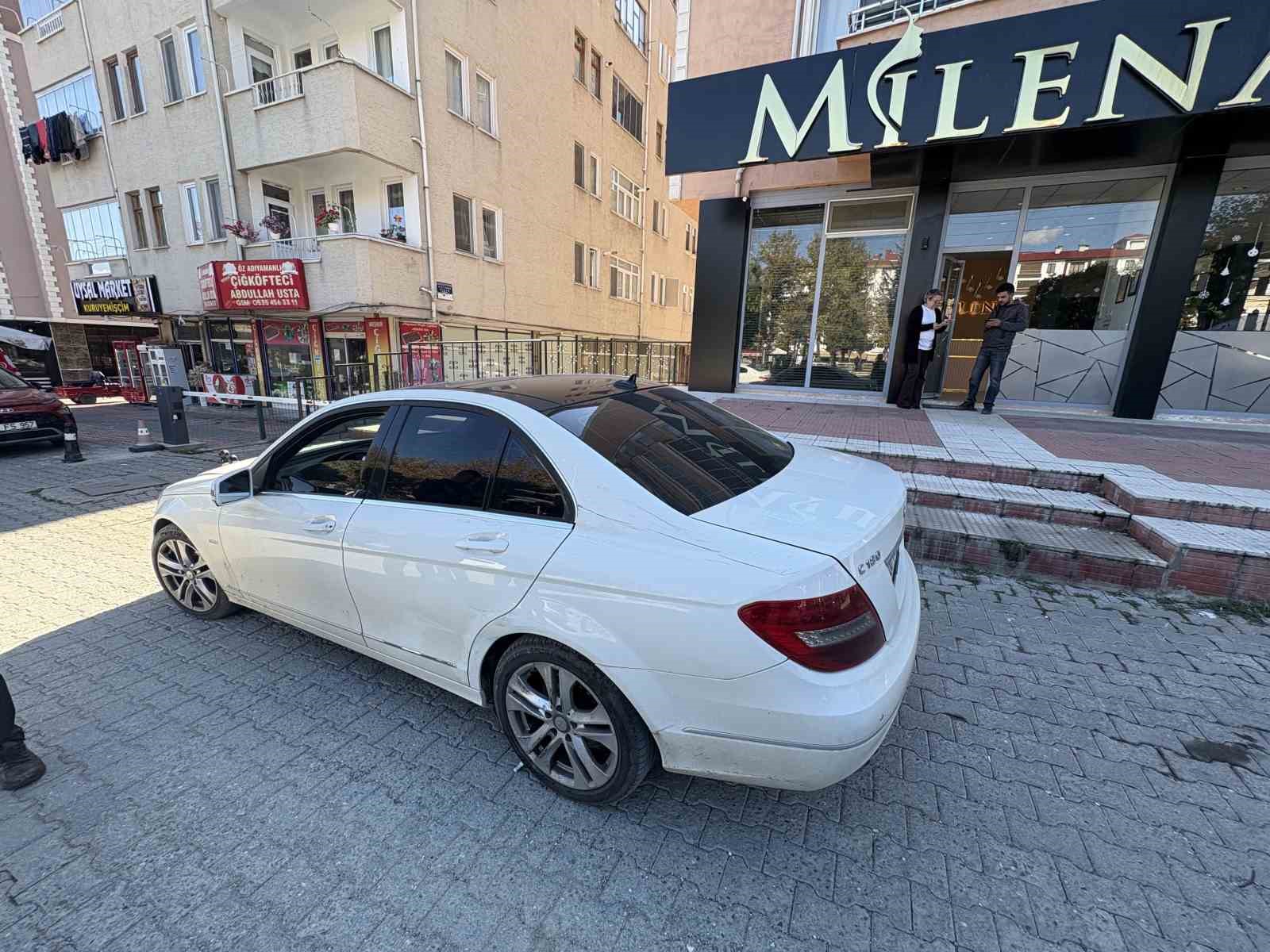 otomobile-carpan-motosikletin-surucusu-yaralandi-kaza-ani-kamerada