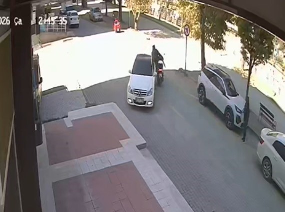 otomobile-carpan-motosikletin-surucusu-yaralandi-kaza-ani-kamerada
