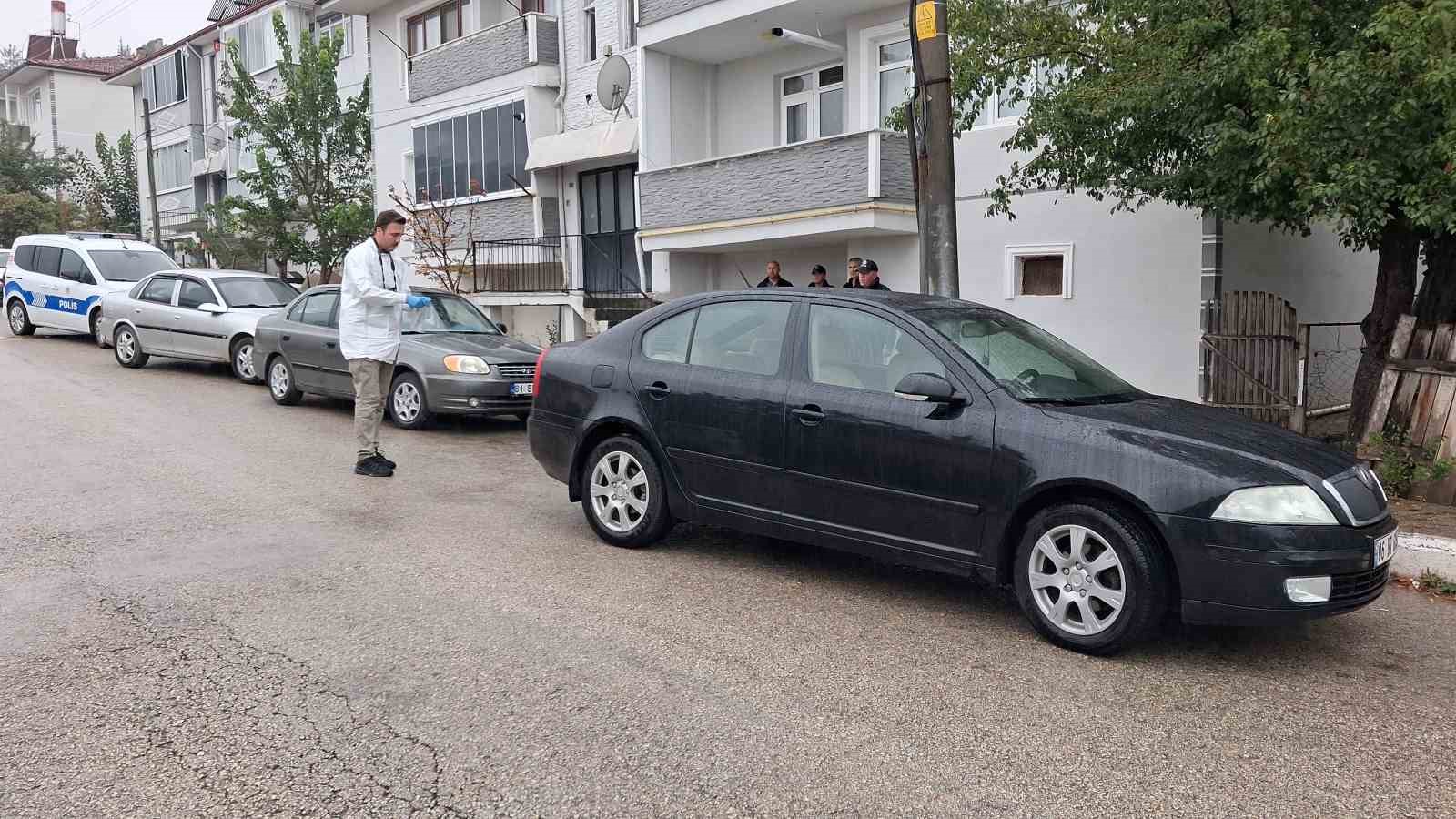 otomobilinden-indikten-sonra-yere-dusen-sahis-hayatini-kaybetti