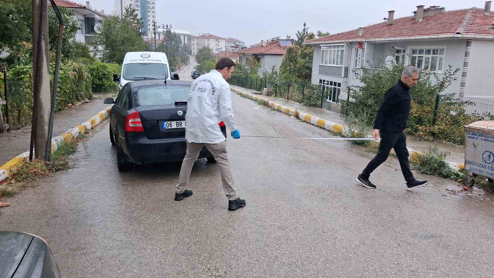 otomobilinden-indikten-sonra-yere-dusen-sahis-hayatini-kaybetti