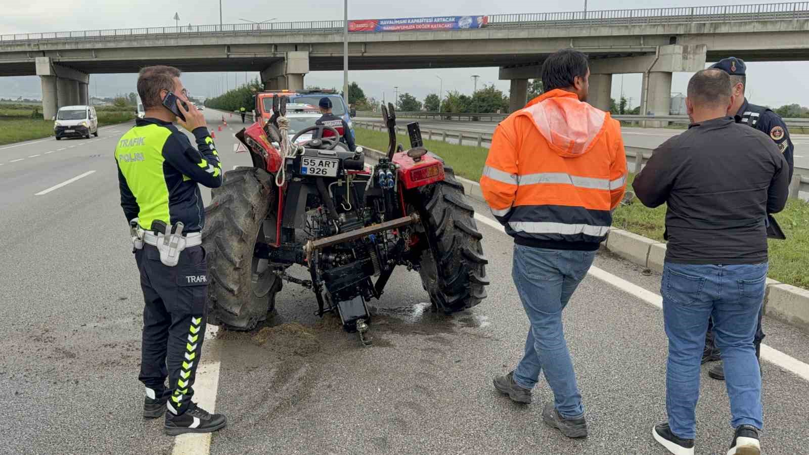 samsunda-kamyonet-traktore-carpti-suruculer-yaralandi