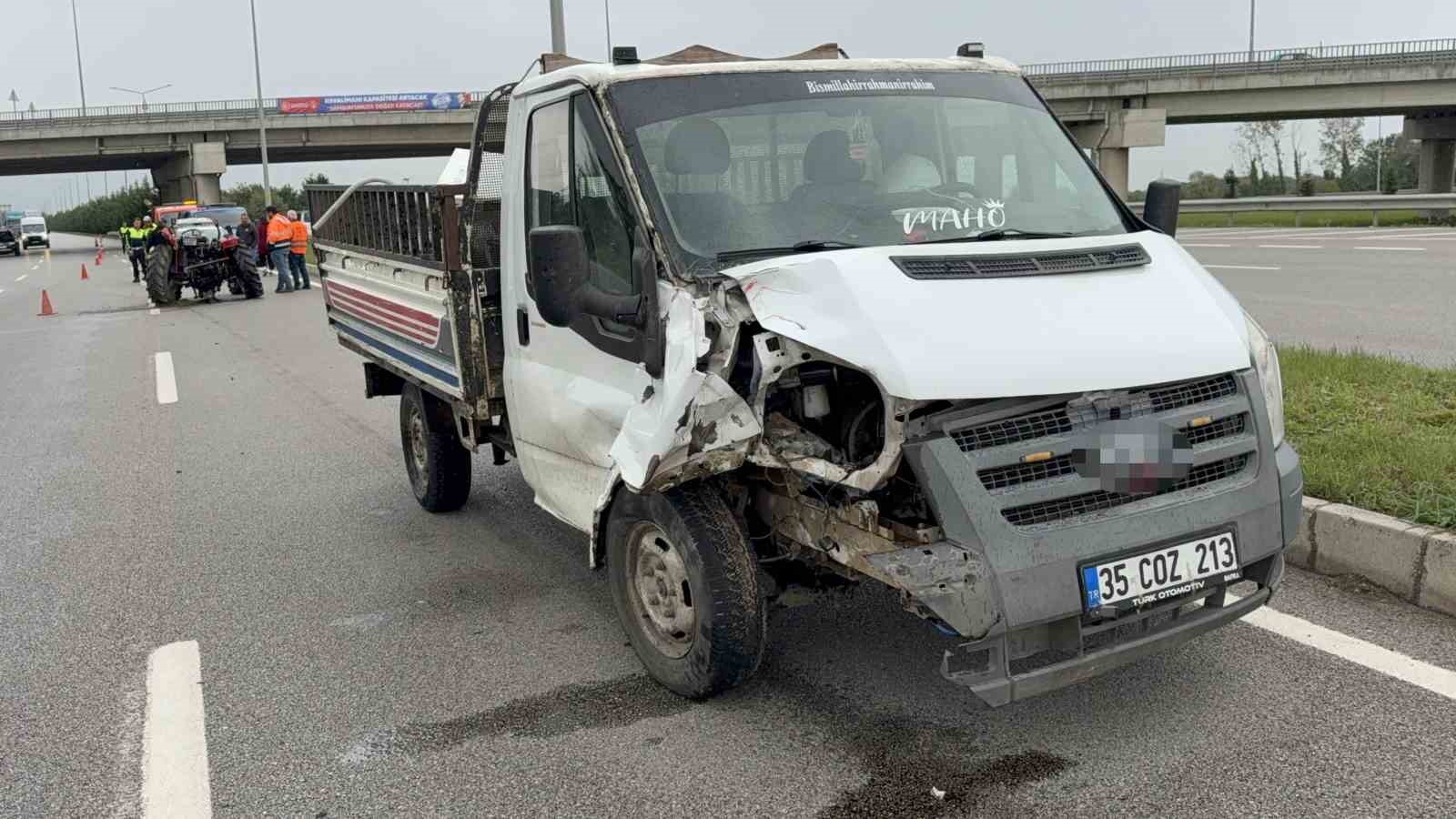 samsunda-kamyonet-traktore-carpti-suruculer-yaralandi