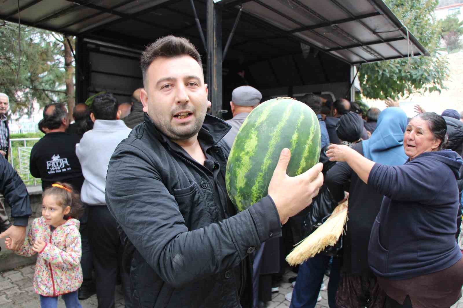 sezonun-son-karpuzlarini-ucretsiz-dagitti-5-dakikada-tukendi