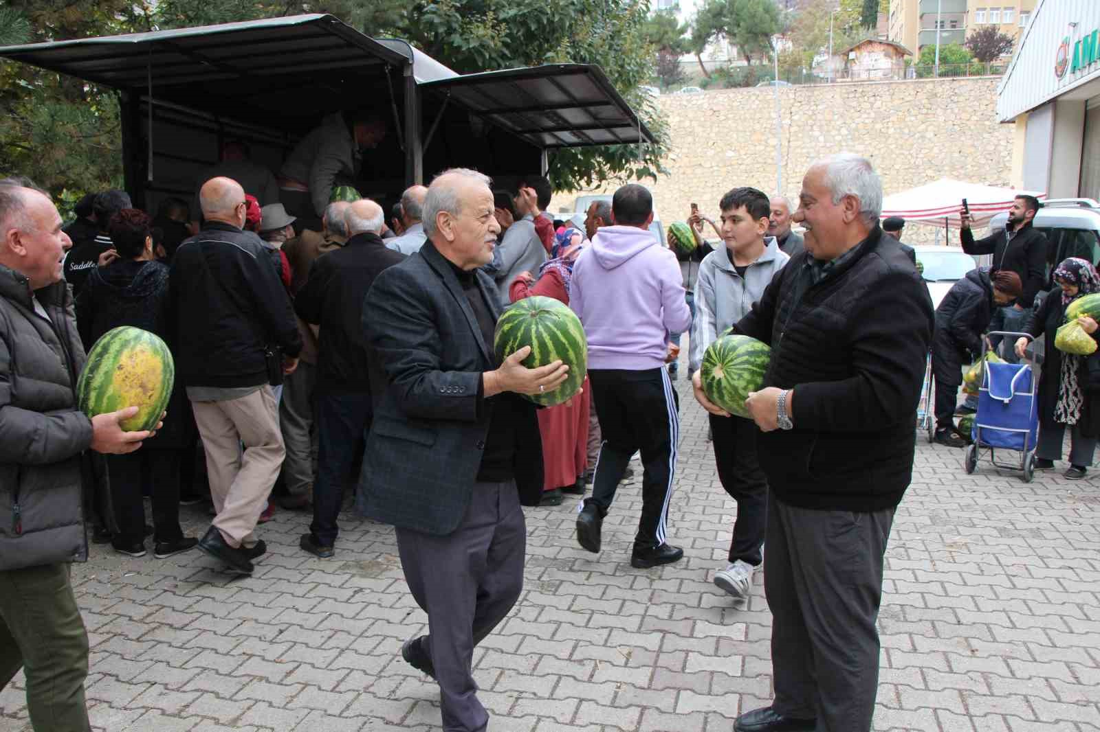 sezonun-son-karpuzlarini-ucretsiz-dagitti-5-dakikada-tukendi