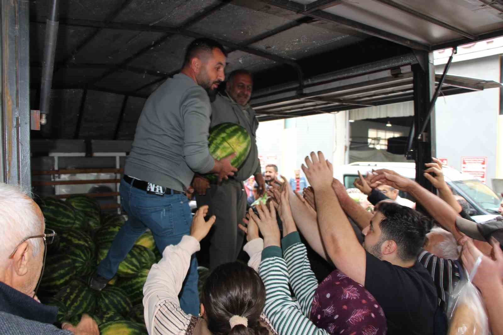 sezonun-son-karpuzlarini-ucretsiz-dagitti-5-dakikada-tukendi