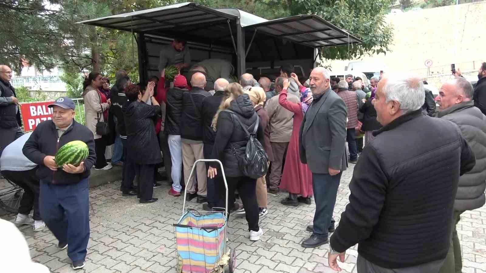 sezonun-son-karpuzlarini-ucretsiz-dagitti-5-dakikada-tukendi