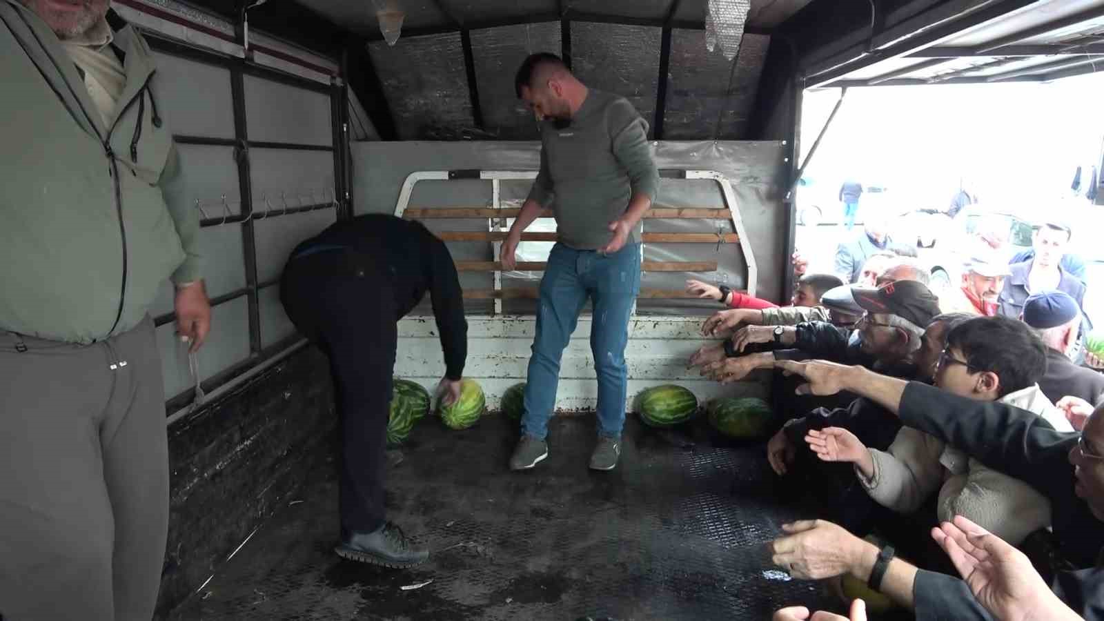 sezonun-son-karpuzlarini-ucretsiz-dagitti-5-dakikada-tukendi