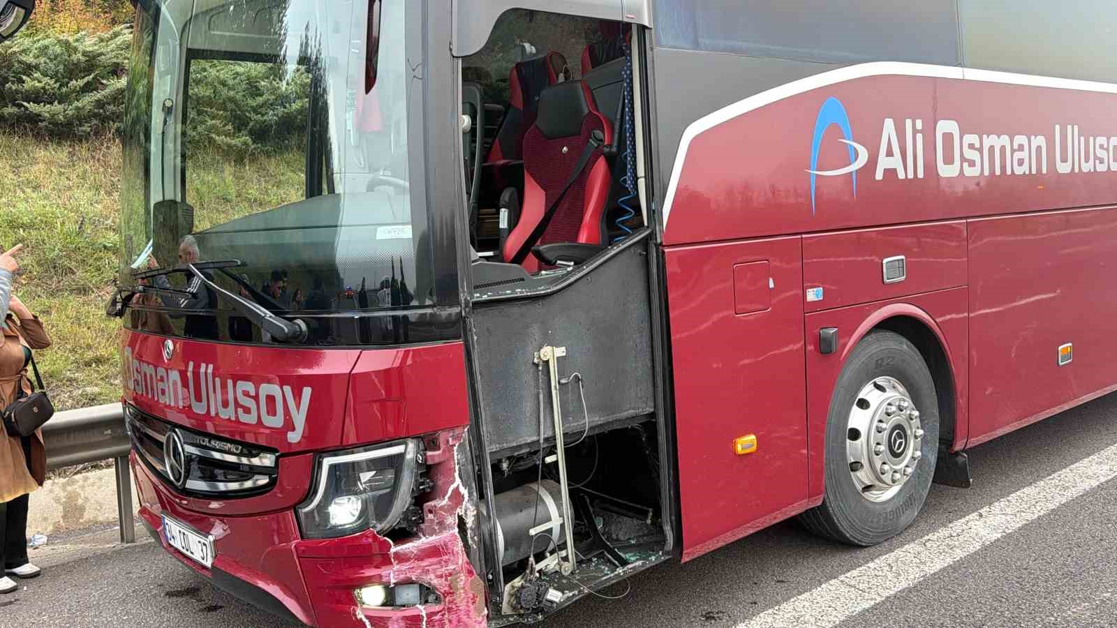 tem-otoyolunda-kamyonet-otomobil-ve-otobus-carpisti-2-yarali