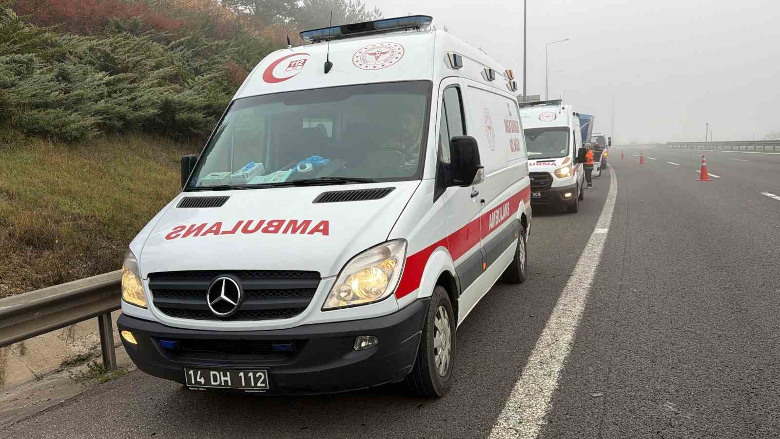 tem-otoyolunda-kamyonet-otomobil-ve-otobus-carpisti-2-yarali